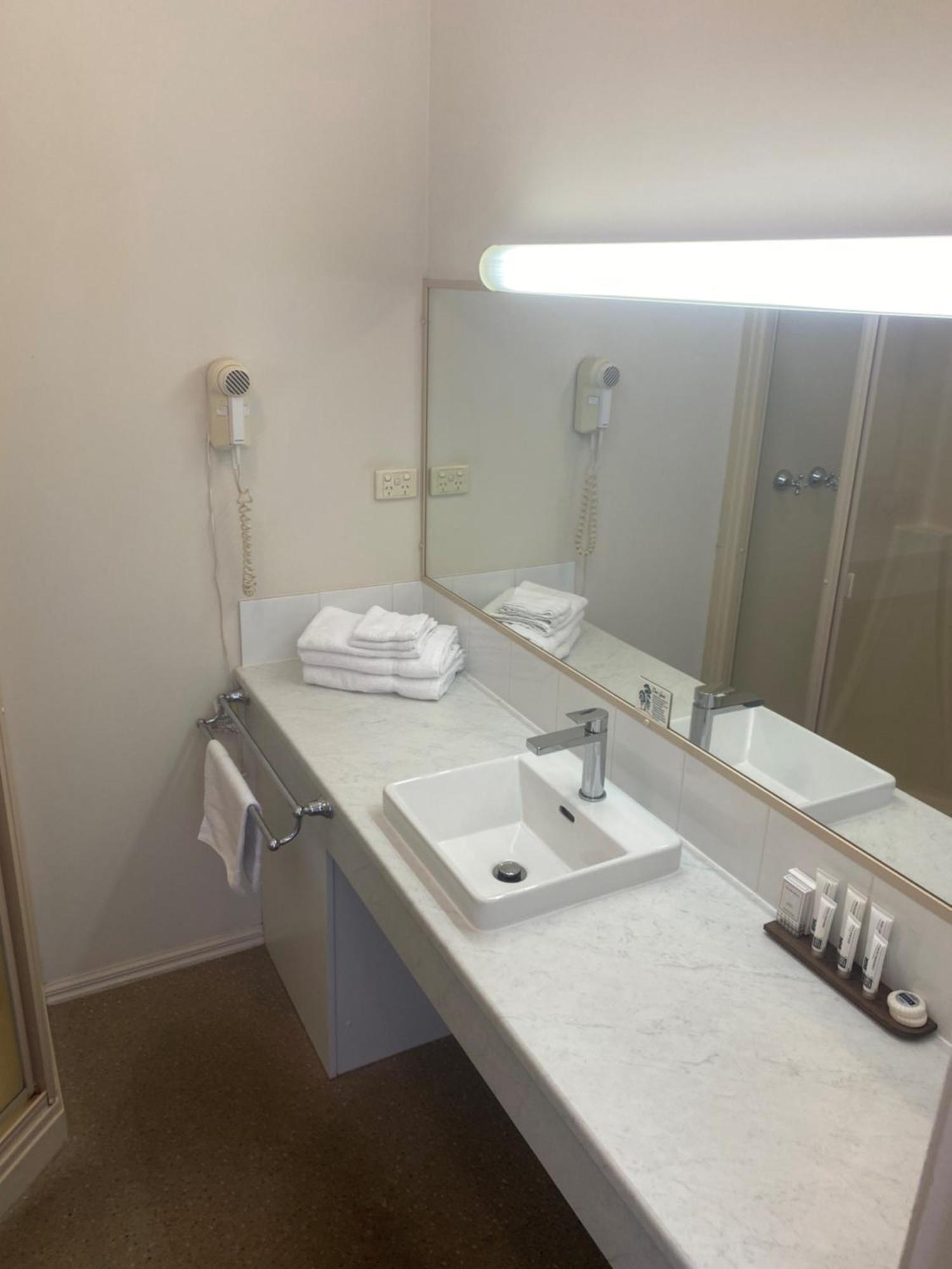 Country Club Motor Deniliquin