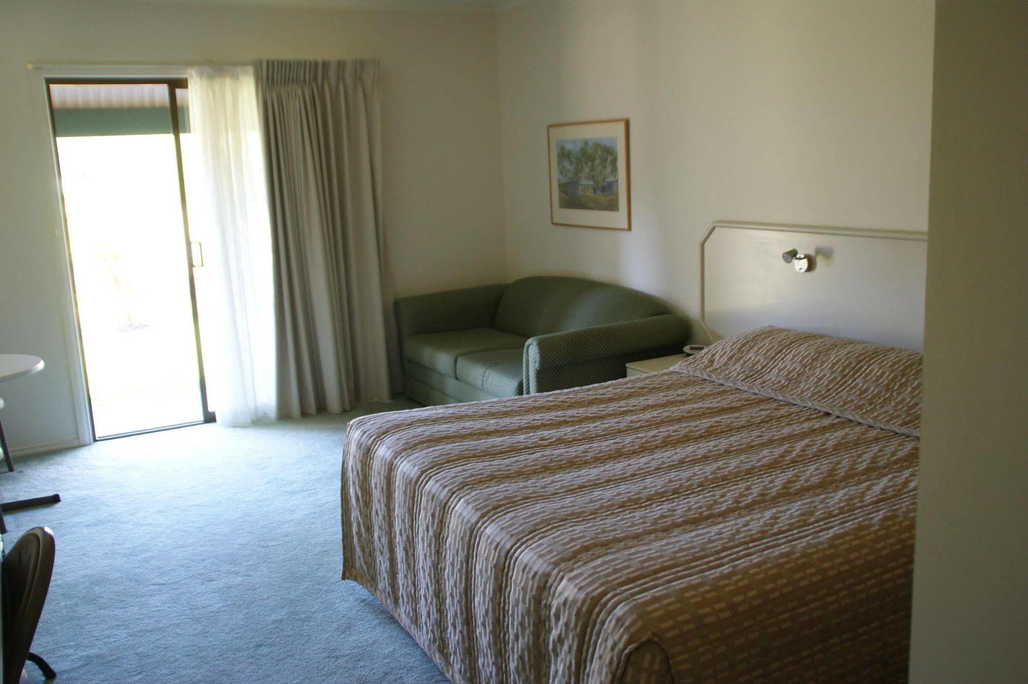 Country Club Motor Motel 3*