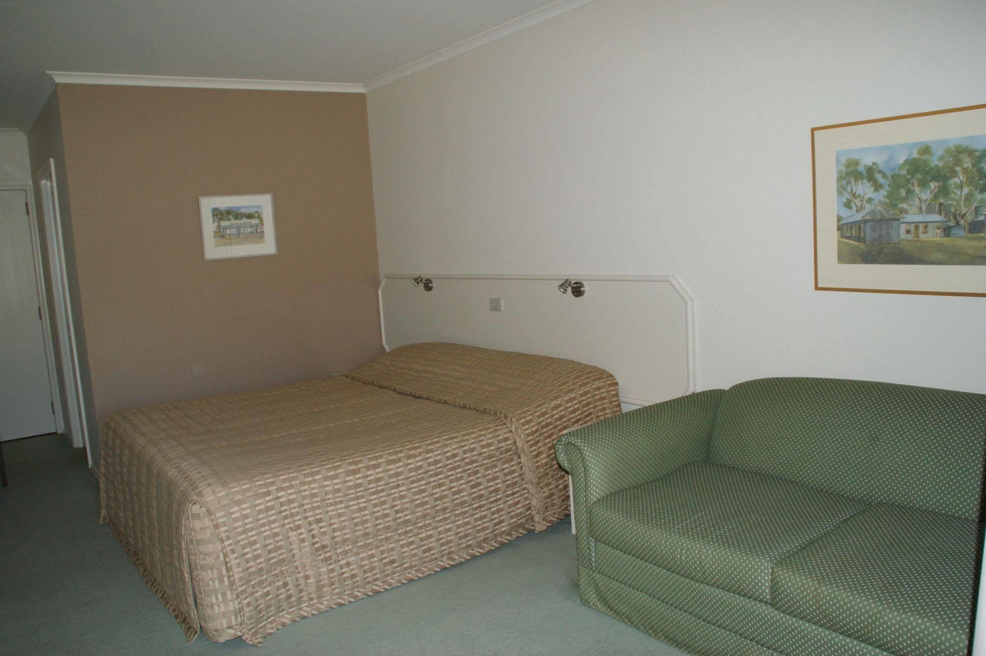 Country Club Motor Motel 3*